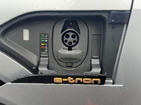 Used 2019 Audi e-tron Prestige w/ Prestige Package AWD/4WD image 66