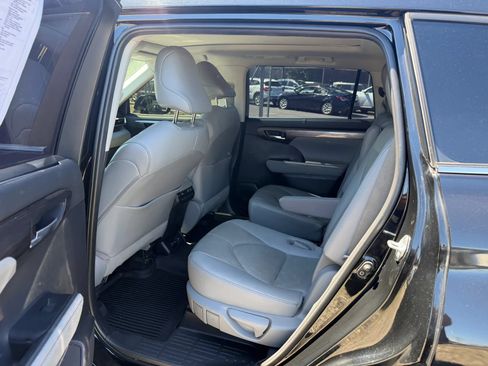 Used 2021 Toyota Highlander Platinum AWD/4WD image 16