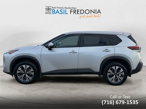 Used 2022 Nissan Rogue SV image 2