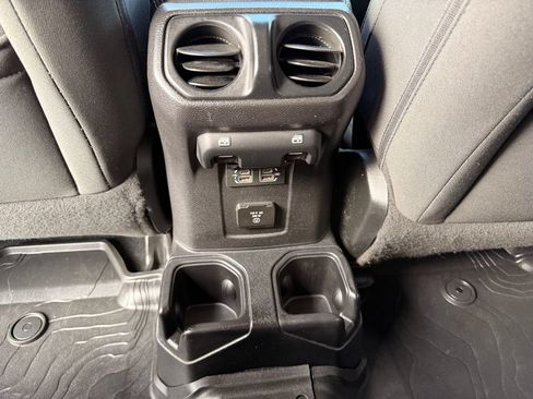 Used 2019 Jeep Wrangler Unlimited Sahara AWD/4WD image 38