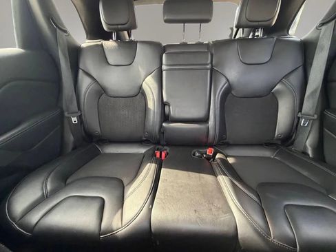 Used 2019 Jeep Cherokee Latitude Plus w/ Cold Weather Group AWD/4WD image 19
