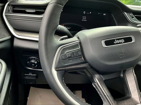 Used 2023 Jeep Grand Cherokee L Limited w/ Luxury Tech Group II AWD/4WD image 11
