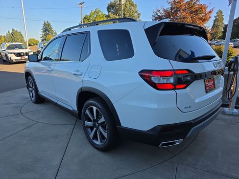 New 2025 Honda Pilot Touring image 4
