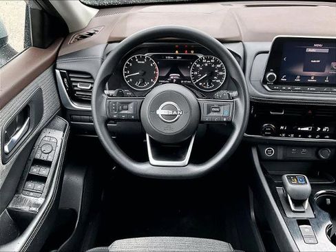 Certified 2022 Nissan Rogue SV image 17