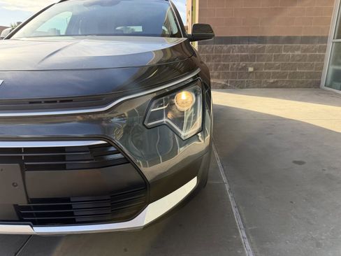 Used 2024 Kia Niro EX image 11