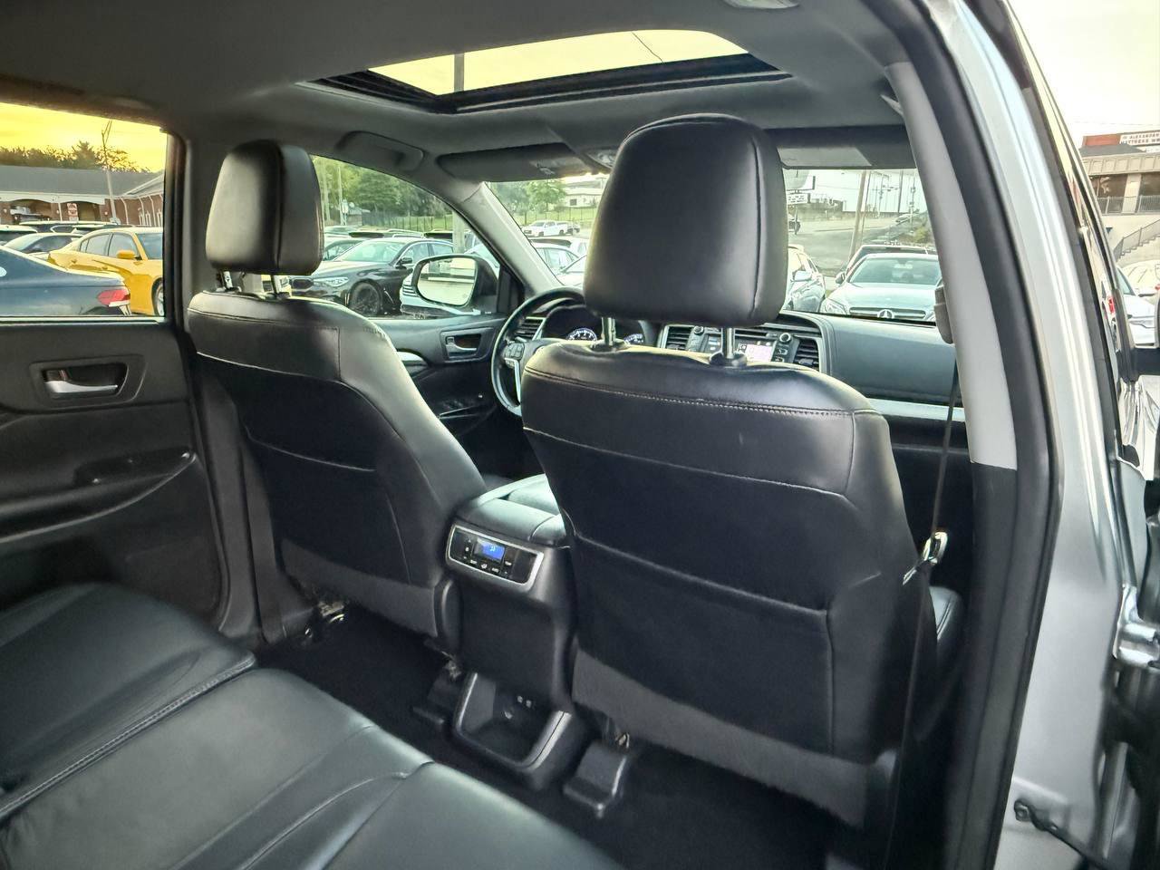 Used 2017 Toyota Highlander XLE AWD/4WD image 31