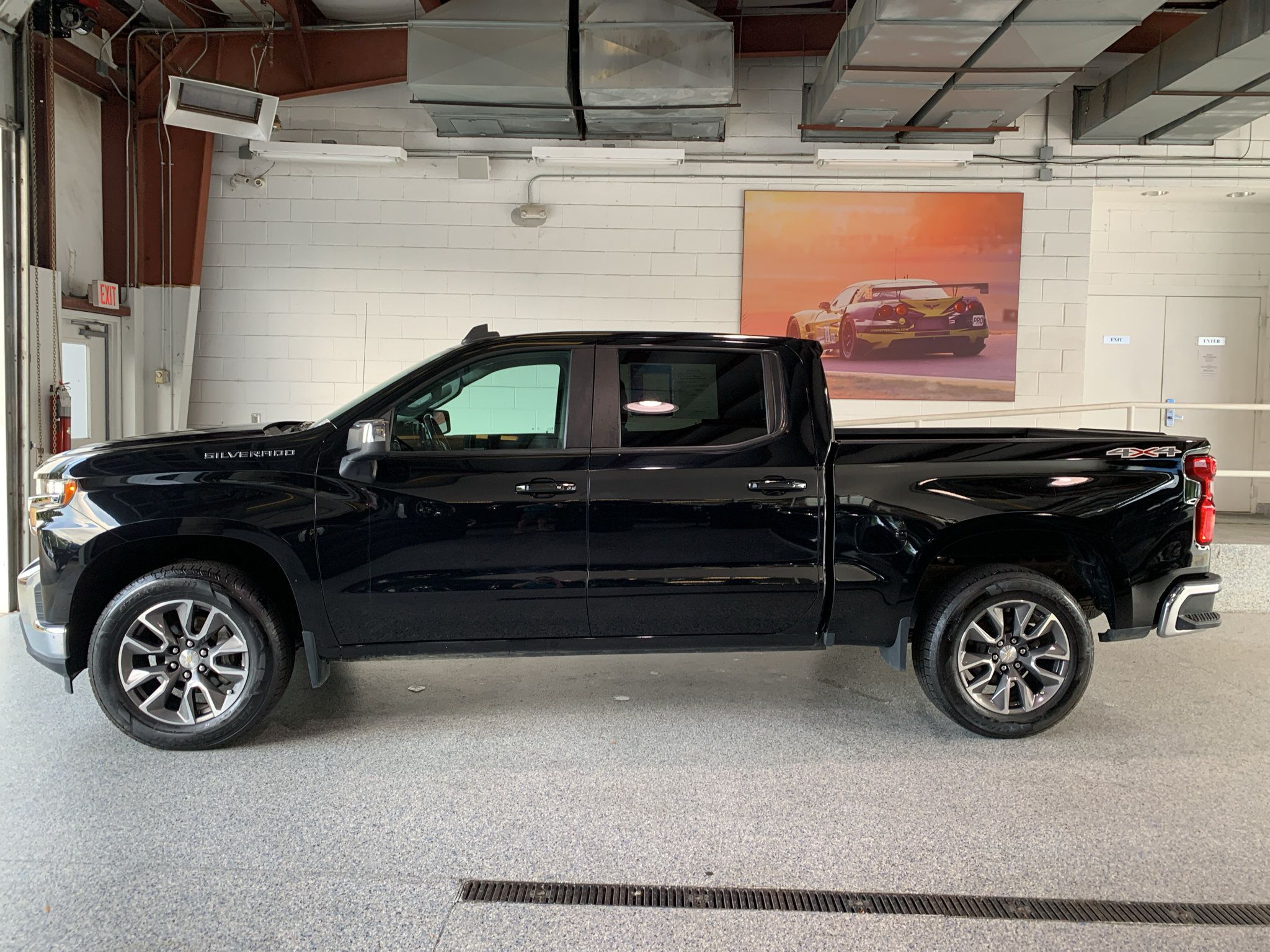 Used 2022 Chevrolet Silverado 1500 LT AWD/4WD image 5