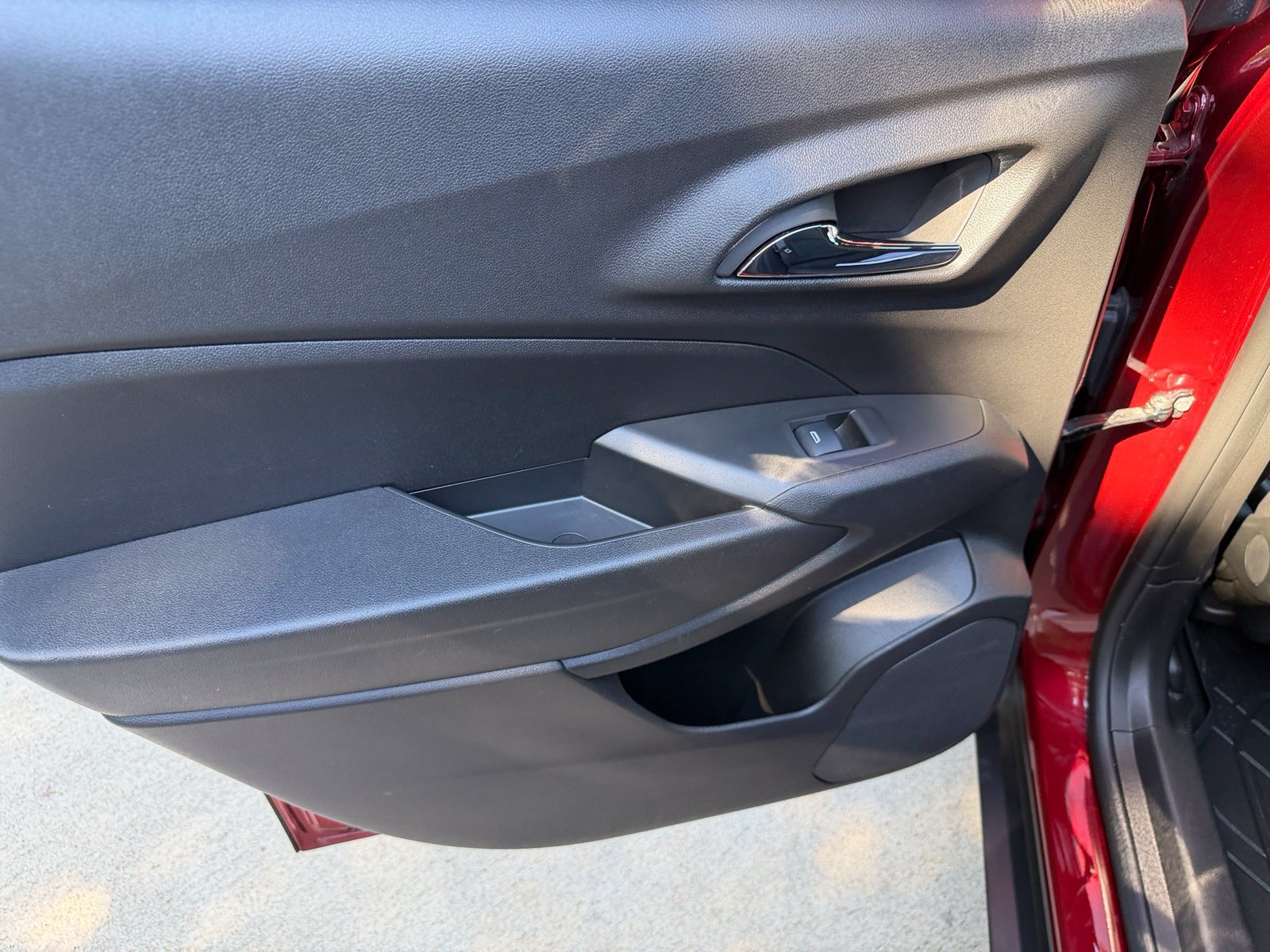 Used 2025 Chevrolet Trax RS w/ Sunroof Package FWD image 23