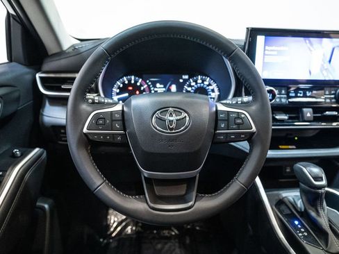 Certified 2024 Toyota Highlander XLE image 16