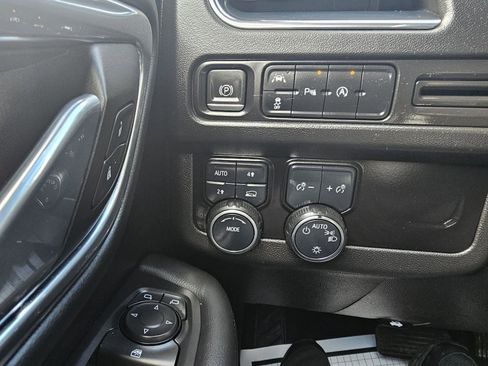 Used 2023 Chevrolet Suburban LT image 24