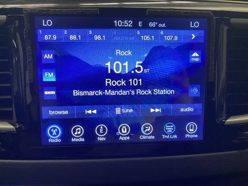 Used 2017 Chrysler Pacifica Touring-L FWD image 6