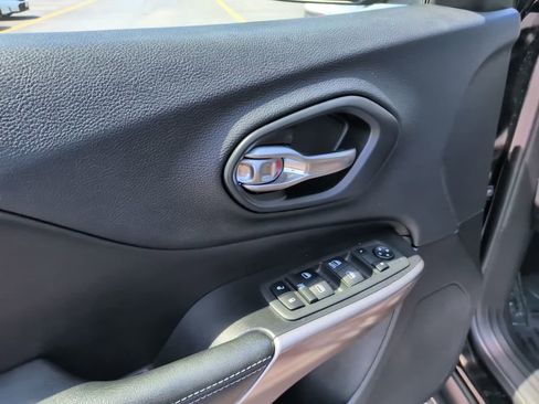 Used 2019 Jeep Cherokee Latitude w/ Cold Weather Group AWD/4WD image 19
