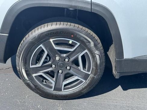 New 2026 Jeep Cherokee Laredo image 5