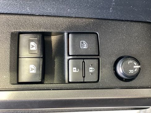 Used 2019 Toyota Tacoma TRD Off-Road w/ TRD Premium Off Road Package AWD/4WD image 16