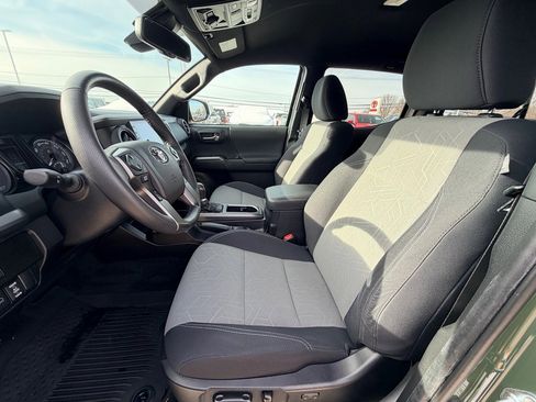 Used 2022 Toyota Tacoma TRD Off-Road image 8