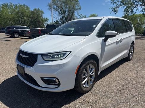 Used 2023 Chrysler Pacifica Touring-L w/ Uconnect Theater Family Group AWD/4WD image 4