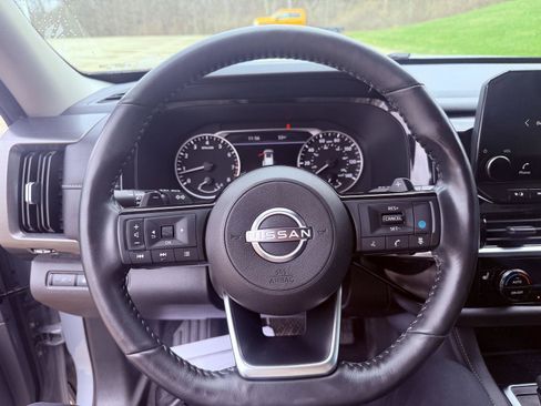 Used 2024 Nissan Pathfinder SL AWD/4WD image 17