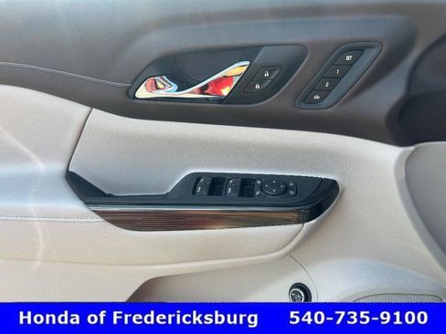 Used 2022 GMC Acadia SLT w/ Technology Package AWD/4WD image 28