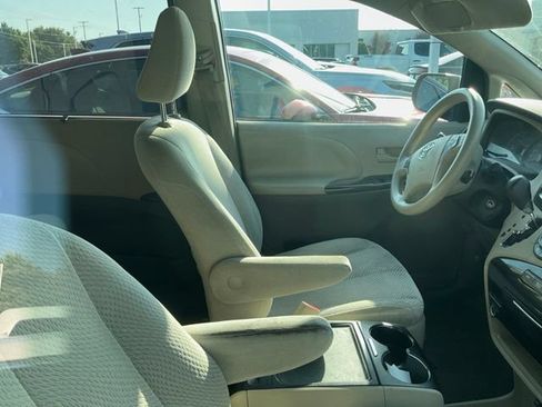 Used 2013 Toyota Sienna LE FWD image 5