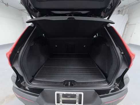 Used 2023 Volvo XC40 Recharge Core image 12