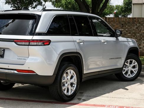Used 2023 Jeep Grand Cherokee Limited AWD/4WD image 17