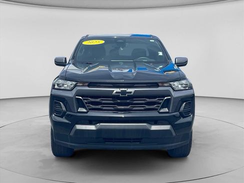 Used 2025 Chevrolet Colorado LT RWD image 2