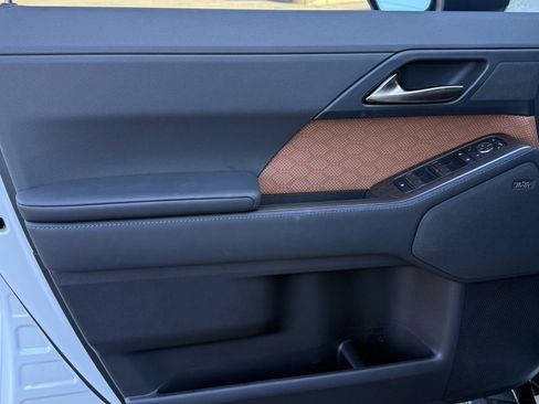 Used 2025 Lexus GX 550 w/ Accessory Package (Z1) image 33