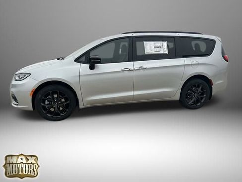 New 2026 Chrysler Pacifica Select w/ S Appearance Package image 4