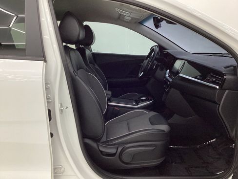 Used 2022 Kia Niro EX w/ Cold Weather Package FWD image 15