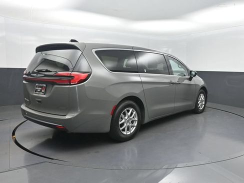 Used 2025 Chrysler Pacifica Select FWD image 30