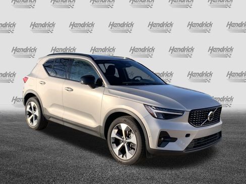 Used 2025 Volvo XC40 B5 Plus image 2