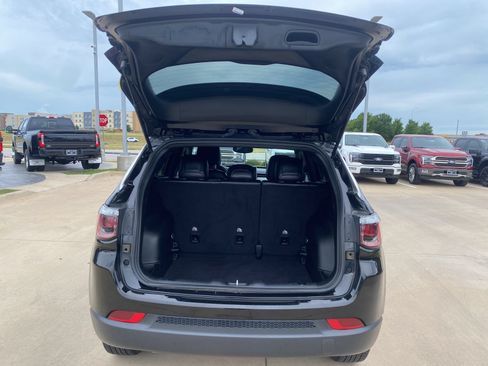 Used 2023 Jeep Compass Latitude AWD/4WD image 5