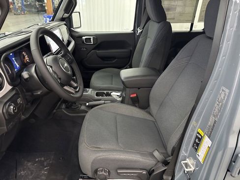 New 2025 Jeep Gladiator Sport image 4