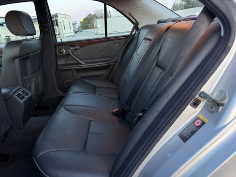 Used 2002 Mercedes-Benz E 320 4MATIC Sedan image 21