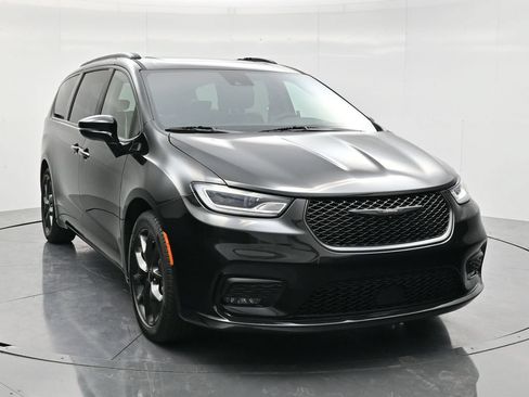 Used 2025 Chrysler Pacifica Limited FWD image 3