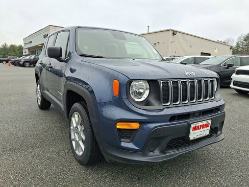 Used 2023 Jeep Renegade Latitude image 2