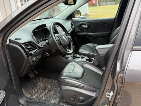 Used 2019 Jeep Cherokee Latitude Plus AWD/4WD image 5