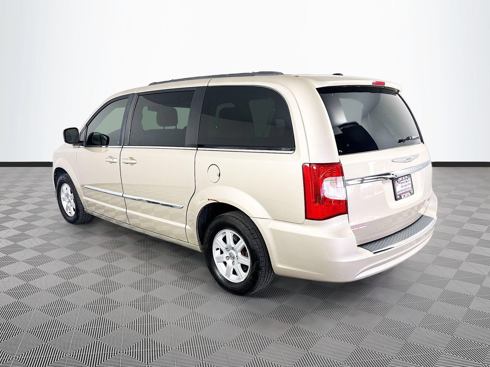 Used 2012 Chrysler Town & Country Touring w/ Entertainment Group #1 FWD image 5