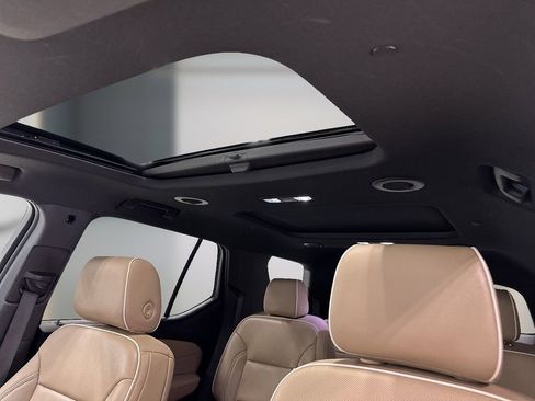 Used 2023 Chevrolet Traverse Premier FWD image 16