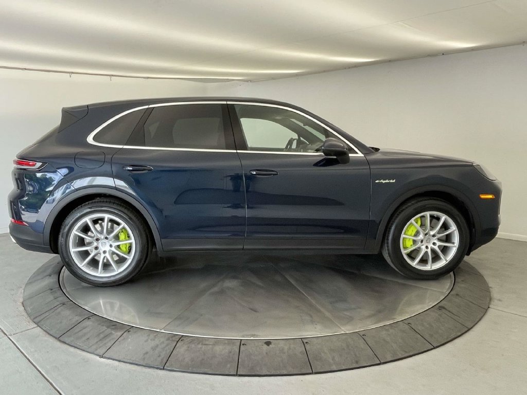 Certified 2024 Porsche Cayenne AWD/4WD image 8