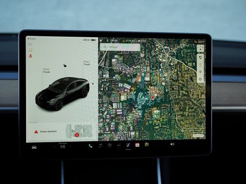 Used 2021 Tesla Model Y Long Range image 24