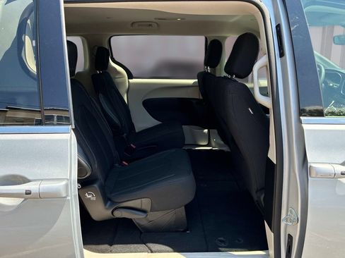Used 2023 Chrysler Voyager LX FWD image 11