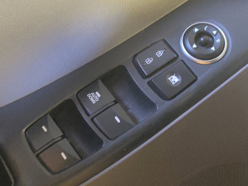 Used 2015 Hyundai Elantra SE FWD image 27
