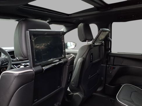 New 2026 Chrysler Pacifica Limited w/ Uconnect Theater Family Group image 18
