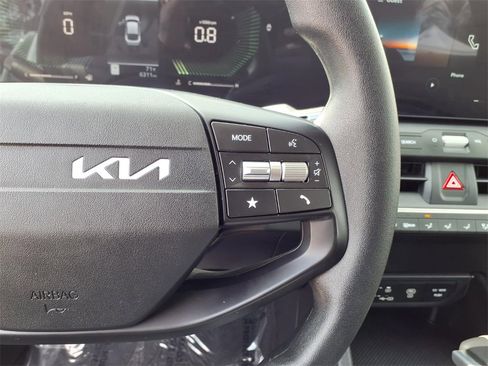 Used 2025 Kia K4 LXS image 17
