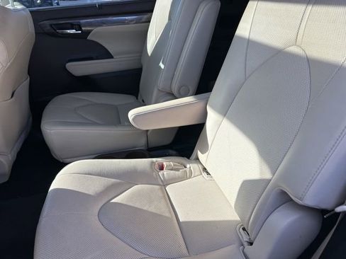 Used 2022 Toyota Highlander Limited image 11