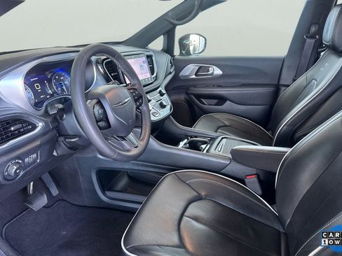 Used 2025 Chrysler Pacifica Limited image 14