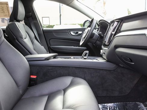 Used 2025 Volvo XC60 B5 Plus image 17