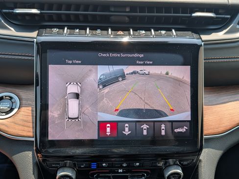 Used 2022 Jeep Grand Cherokee Summit w/ Luxury Tech Group V AWD/4WD image 33
