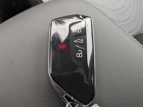 New 2025 Volkswagen Tiguan SE image 29